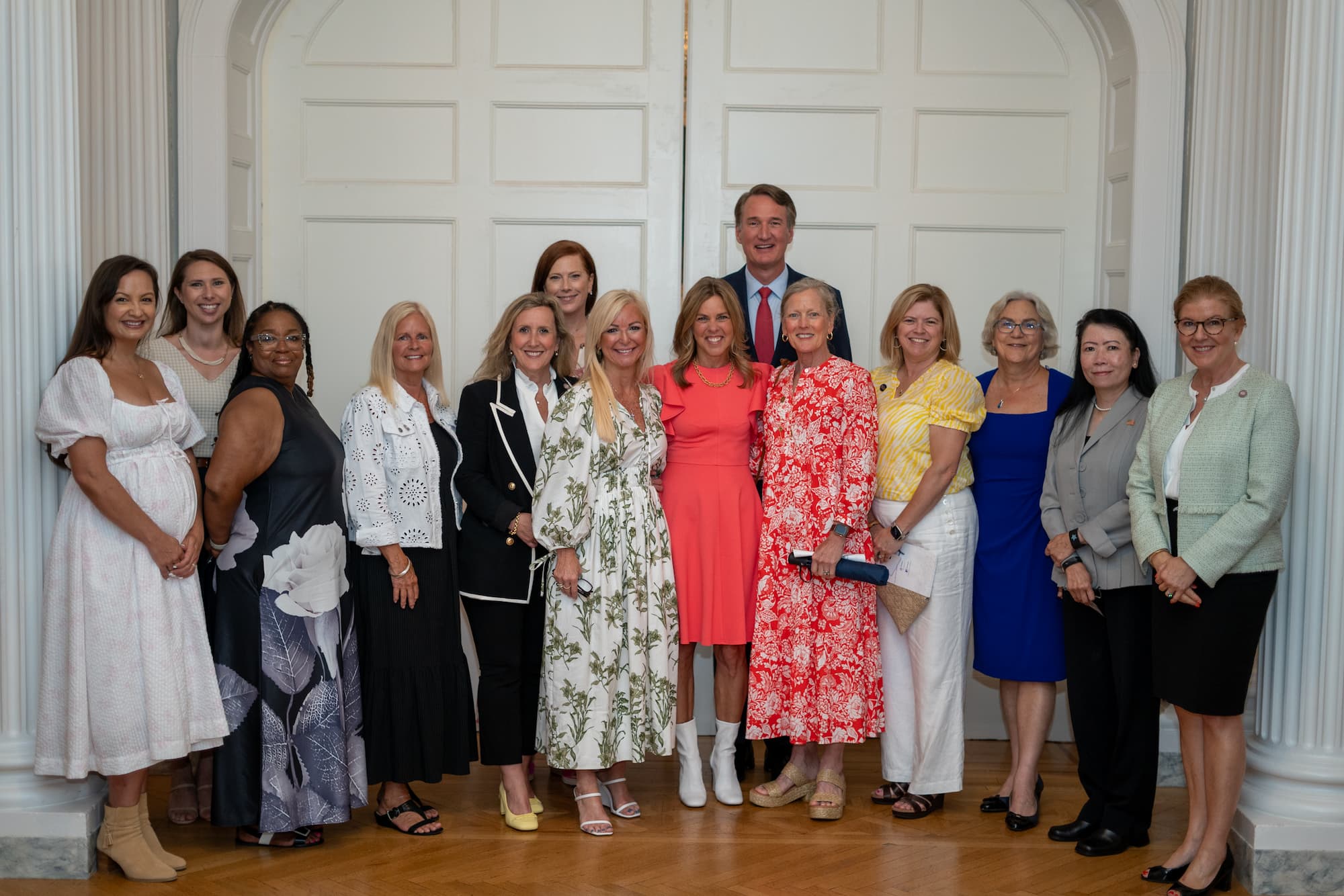 Mga babaeng nakatayo sa tabi ng gobernador